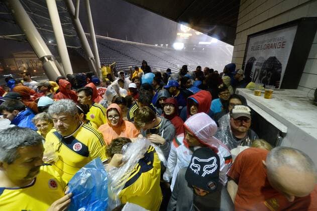Copa America, Chile -Kolumbien, Zuschauer ziehen sich in der Halbzeitpause wegen Regens zurück Fans try to move further in the concourse as winds pick up during halftime of a 2016 Copa America Centenario Semifinal match between Chile and Colombia at Soldier Field in Chicago on June 22, 2016. The match was delayed due to severe storms as fans were moved out of the seating area and into covered places.  CHI2016062220 BRIANxKERSEY