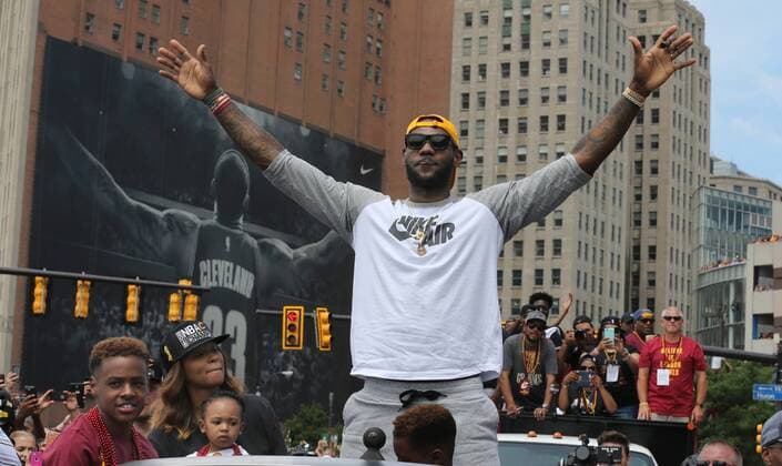 June 22, 2016 - Cleveland, Ohio, U.S. - The Cleveland Cavaliers LEBRON JAMES celebrates along Huron Road in Cleveland during the team s NBA Basketball Herren USA Championship celebration. Approximately 1.3 million people packed downtown along the 1.3-mile parade as the city celebrated its first major professional sports title since 1964 . NBA 2016 - Cleveland Cavaliers NBA Championship Parade - ZUMAm67_