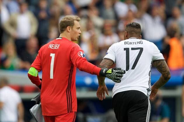 Fussball Paris 21.06.2016 Europameisterschaften der Herren Männer EURO 2016 EM Nordirland (NIRL NIR) - Deutschland (GER) Manuel Neuer (Deutschland, TW, No.01) Paddy McNair (Nordirland, No.17)