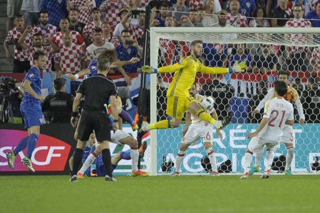 Torchance der Kroaten, vor dem spanischen Tor, David de GEA, Torwart (ESP) in Aktion, Parade, Vorrunde Gruppe D, Kroatien (CRO) - Spanien (ESP) 1:1 (2:1), am 21.06.2016 in Bordeaux, Fussball EM 2016 in Frankreich vom 10.06. - 10.07.2016. Â