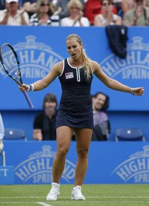23.06.2016 Eastbourne, England. Aegon International Eastbourne Tennis Tournament. Dominika Cibulkova (SVK) returns to Agnieszka Radwanska (POL) in their Quarterfinals match at Devonshire Park. xHongboxChenx  ActionPlus11753821