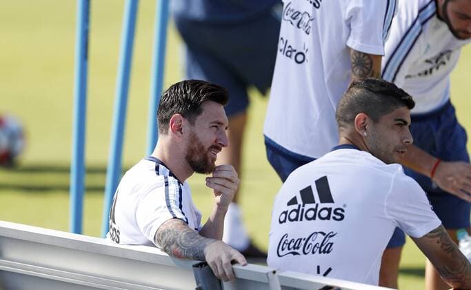 Copa America, Training Nationalteam Argentinien Argentina players Lionel Messi (L) and Ever Banega during a training session of the team in Houston, Texas, United States, 23 June 2016. Argentina will face Chile during the Copa America Centenario final match. ARGENTINA TRAINING SESSION !ACHTUNG: NUR REDAKTIONELLE NUTZUNG!  HOU003 20160623-636023067345917375
