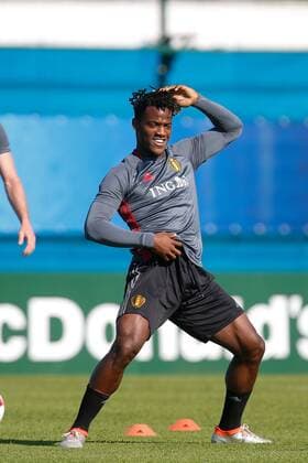 EURO 2016, Michy Batshuayi mit Tanzeinlage - Training Nationalteam Belgien Belgium s Michy Batshuayi pictured during a training session of Belgian soccer team Red Devils in Bordeaux, France, during the Euro 2016 UEFA European Championship EM Europameisterschaft in France, on Thursday 23 June 2016. The Euro2016 tournament is taking place from 10 June to 10 July. Yesterday Belgium won their game against Sweden, thus managing to qualify for the round of 16, in which they will play Hungary. BRUNOxFAHY  x04876802x