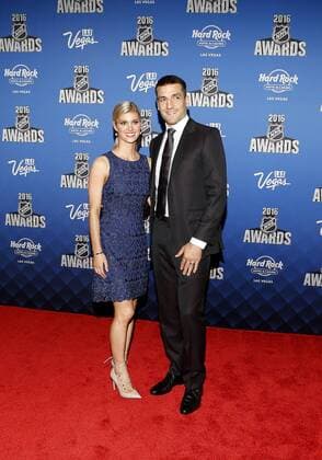 2016 June 22: Boston Bruins Patrice Bergeron and Stephanie Bergeron pose for a photograph on the red carpet during the 2016 NHL Eishockey Herren USA Awards at the Hard Rock Hotel and Casino in Las Vegas, Nevada. (Photo by Marc Sanchez Icon Sportswire) NHL: JUN 22 NHL Awards Icon144160622217 EDITORIAL USE ONLY