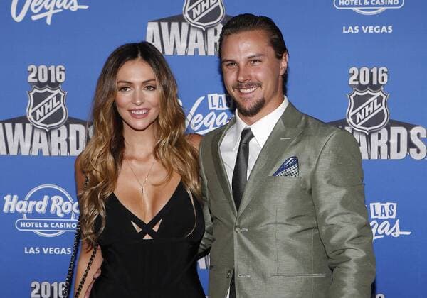 2016 June 22: Ottawa Senators captain Erik Karlsson and girlfriend pose for a photograph on the red carpet during the 2016 NHL Eishockey Herren USA Awards at the Hard Rock Hotel and Casino in Las Vegas, Nevada. (Photo by Marc Sanchez Icon Sportswire) NHL: JUN 22 NHL Awards Icon144160622225 EDITORIAL USE ONLY