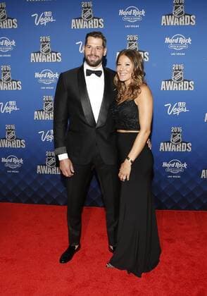 2016 June 22: Anaheim Ducks hockey centre Ryan Kesler and wife Andrea Kesler pose for a photograph on the red carpet during the 2016 NHL Eishockey Herren USA Awards at the Hard Rock Hotel and Casino in Las Vegas, Nevada. (Photo by Marc Sanchez Icon Sportswire) NHL: JUN 22 NHL Awards Icon144160622252 EDITORIAL USE ONLY