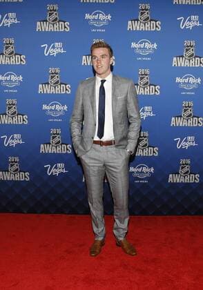2016 June 22: Edmonton Oilers centre Connor McDavid poses for a photograph on the red carpet during the 2016 NHL Eishockey Herren USA Awards at the Hard Rock Hotel and Casino in Las Vegas, Nevada. (Photo by Marc Sanchez Icon Sportswire) NHL: JUN 22 NHL Awards Icon144160622318 EDITORIAL USE ONLY