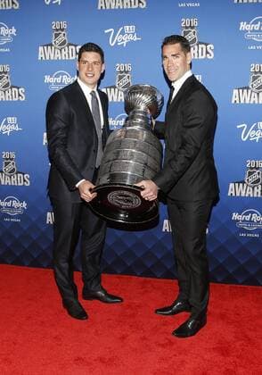 Themen der Woche - Sport Bilder des Tages - SPORT 2016 June 22: Pittsburgh Penguins hockey player Sidney Crosby and Pascal Dupuis hold the Stanley Cup on the red carpet during the 2016 NHL Eishockey Herren USA Awards at the Hard Rock Hotel and Casino in Las Vegas, Nevada. (Photo by Marc Sanchez Icon Sportswire) NHL: JUN 22 NHL Awards Icon144160622395 EDITORIAL USE ONLY