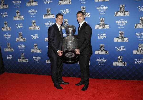2016 June 22: Pittsburgh Penguins hockey player Sidney Crosby and Pascal Dupuis hold the Stanley Cup on the red carpet during the 2016 NHL Eishockey Herren USA Awards at the Hard Rock Hotel and Casino in Las Vegas, Nevada. (Photo by Marc Sanchez Icon Sportswire) NHL: JUN 22 NHL Awards Icon144160622397 EDITORIAL USE ONLY