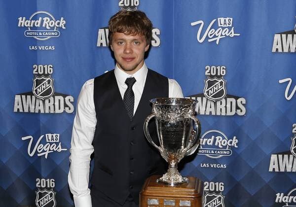 2016 June 22: Chicago Blackhawks player Artemi Panarin poses for a photograph after receiving the Calder Trophy during the 2016 NHL Eishockey Herren USA Awards at the Hard Rock Hotel and Casino in Las Vegas, Nevada. (Photo by Marc Sanchez Icon Sportswire) NHL: JUN 22 NHL Awards Icon144160622424 EDITORIAL USE ONLY