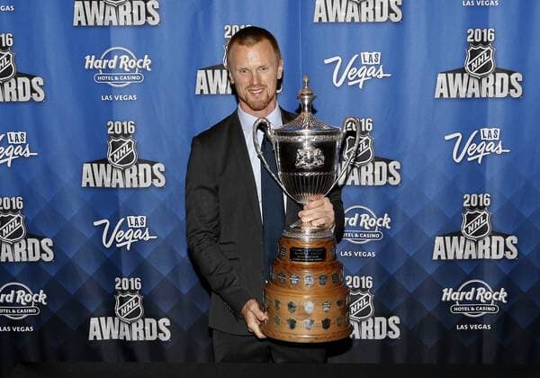 2016 June 22: Vancouver Canucks hockey centre Henrik Sedin poses for a photograph after receiving the King Clancy Memorial Trophy during the 2016 NHL Eishockey Herren USA Awards at the Hard Rock Hotel and Casino in Las Vegas, Nevada. (Photo by Marc Sanchez Icon Sportswire) NHL: JUN 22 NHL Awards Icon144160622436 EDITORIAL USE ONLY