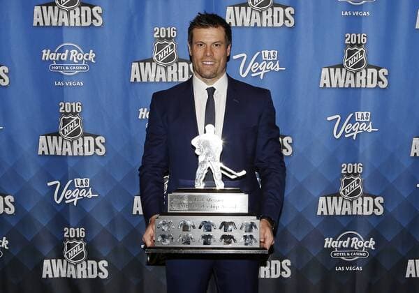 2016 June 22: Nashville Predators defenceman Shea Weber poses for a photograph after receiving the Mark Messier NHL Eishockey Herren USA Leadership Award during the 2016 NHL Awards at the Hard Rock Hotel and Casino in Las Vegas, Nevada. (Photo by Marc Sanchez Icon Sportswire) NHL: JUN 22 NHL Awards Icon144160622443 EDITORIAL USE ONLY