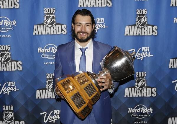 2016 June 22: Los Angeles Kings defenceman Drew Doughty poses for a photograph after receiving the Norris Trophy during the 2016 NHL Eishockey Herren USA Awards at the Hard Rock Hotel and Casino in Las Vegas, Nevada. (Photo by Marc Sanchez Icon Sportswire) NHL: JUN 22 NHL Awards Icon144160622453 EDITORIAL USE ONLY
