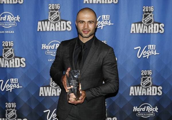 2016 June 22: Calgary Flames captain Mark Giordano poses for a photograph after receiving the NHL Eishockey Herren USA Foundation Player Award during the 2016 NHL Awards at the Hard Rock Hotel and Casino in Las Vegas, Nevada. (Photo by Marc Sanchez Icon Sportswire) NHL: JUN 22 NHL Awards Icon144160622473 EDITORIAL USE ONLY
