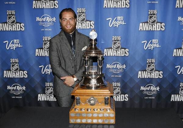 2016 June 22: Washington Capitals goaltender Braden Holtby poses for a photograph after receiving the Vezina Trophy during the 2016 NHL Eishockey Herren USA Awards at the Hard Rock Hotel and Casino in Las Vegas, Nevada. (Photo by Marc Sanchez Icon Sportswire) NHL: JUN 22 NHL Awards Icon144160622477 EDITORIAL USE ONLY