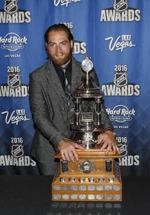 2016 June 22: Washington Capitals goaltender Braden Holtby poses for a photograph after receiving the Vezina Trophy during the 2016 NHL Eishockey Herren USA Awards at the Hard Rock Hotel and Casino in Las Vegas, Nevada. (Photo by Marc Sanchez Icon Sportswire) NHL: JUN 22 NHL Awards Icon144160622483 EDITORIAL USE ONLY