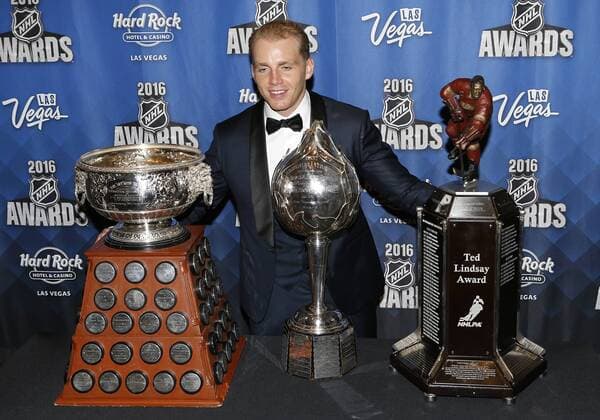 2016 June 22: Chicago Blackhawks right winger Patrick Kane poses for a photograph after receiving the Art Ross Trophy, the Hart Trophy, and the Ted Lindsay Award during the 2016 NHL Eishockey Herren USA Awards at the Hard Rock Hotel and Casino in Las Vegas, Nevada. (Photo by Marc Sanchez Icon Sportswire) NHL: JUN 22 NHL Awards Icon144160622490 EDITORIAL USE ONLY