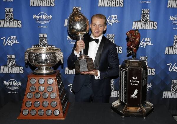 2016 June 22: Chicago Blackhawks right winger Patrick Kane poses for a photograph after receiving the Art Ross Trophy, the Hart Trophy, and the Ted Lindsay Award during the 2016 NHL Eishockey Herren USA Awards at the Hard Rock Hotel and Casino in Las Vegas, Nevada. (Photo by Marc Sanchez Icon Sportswire) NHL: JUN 22 NHL Awards Icon144160622493 EDITORIAL USE ONLY