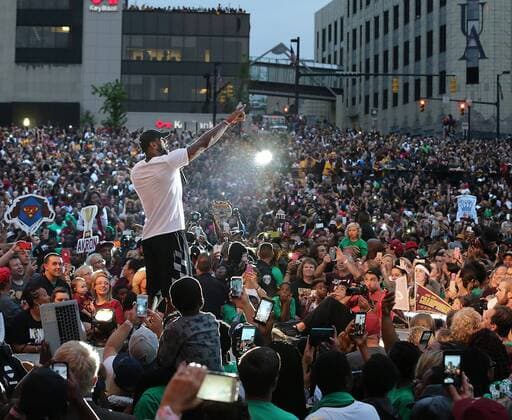 Themen der Woche - Sport Bilder des Tages - SPORT NBA, Empfang für LeBron James in seiner Heimatstadt Akron June 23, 2016 - Akron, OH, USA - The Cleveland Cavaliers LeBron James acknowledges the crowd at a welcome home celebration for James on Thursday, June 23, 2016, at Lock 3 Park in Akron, Ohio. Akron fetes Cleveland Cavaliers LeBron James - ZUMAm67_