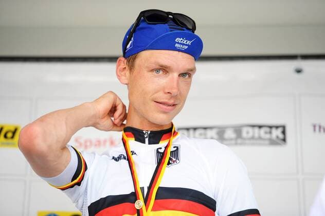 Bilder des Tages - SPORT Tony MARTIN ( GER Etixx - Quick Step ) gewinnt zum fuenften Mal die Deutschen Meisterschaften im Einzelzeitfahren - Podium - Siegerehrung - Ehrung - Auszeichnung - Zeremonie - Zelebrierung - Ceremony - Jubel - Freude - Emotionen - Mimik - Gestik - Querformat - quer - horizontal - Event Veranstaltung: Deutsche Meisterschaften im Zeitfahren - Maenner Profis - Straufhain to nach Straufhain 41.0 km - Location Ort: Germany Deutschland - Europa Europa - Date Datum: 24.06.2016
