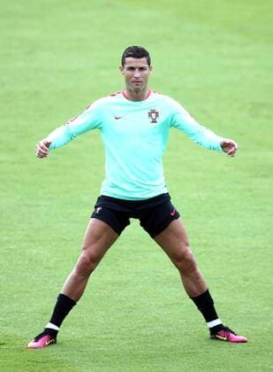 Bilder des Tages - SPORT EURO 2016, Portugal Training EURO 2016 - Portugal training 24.06.2016., Marcoussis , France - Portugal national team Nationalteam during training at Centre National de Rugby. Cristiano Ronaldo .  SanjinxStrukic PIXSELL