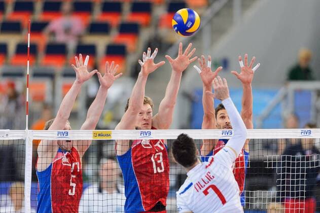 Volleyball, FIVB World League, Russland - Frankreich Lodz, Atlas Arena 2016, FIVB World League 2016, Russia (red) - France (white) Sergey Grankin , Dmitriy Muserskiy , Kevin Tillie , Lukas Divis FRANCE OUT!  160624PAL015