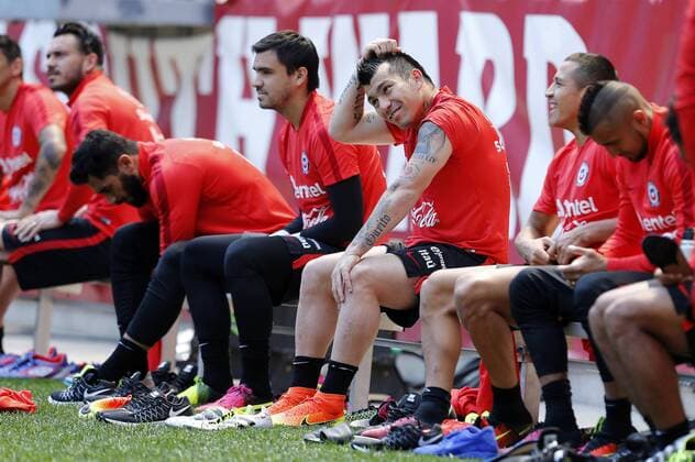 Chilean players Gary Medel (C) and Alexis Sanchez (2R) take part in a training sesison at MetLife stadium in New Jersey, United States, 24 June 2016. Chile will face Argentina on Sunday for their Copa America Centenario 2016 final match. EFE Mauricio Duenas Castaneda CHILE TRAINING SESSION !ACHTUNG: NUR REDAKTIONELLE NUTZUNG!  NJS001 20160624-636023933327535798