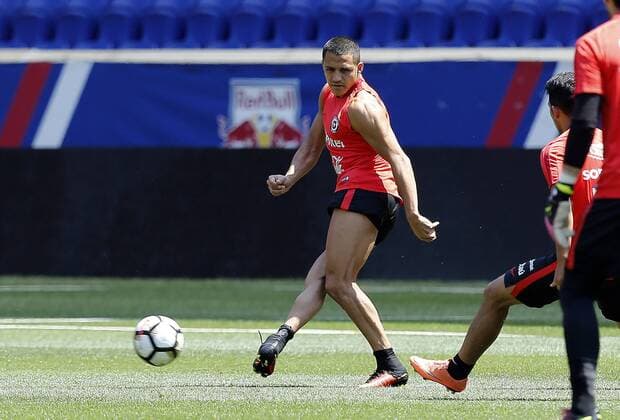 Chilean players Alexis Sanchez takes part in a training sesison at MetLife stadium in New Jersey, United States, 24 June 2016. Chile will face Argentina on Sunday for their Copa America Centenario 2016 final match. EFE Mauricio Duenas Castaneda CHILE TRAINING SESSION !ACHTUNG: NUR REDAKTIONELLE NUTZUNG!  NJS002 20160624-636023933970567798