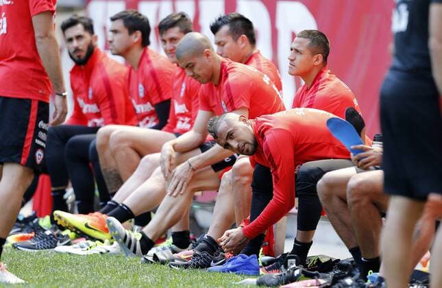 Chilean player Arturo Vidal takes part in a training sesison at MetLife stadium in New Jersey, United States, 24 June 2016. Chile will face Argentina on Sunday for their Copa America Centenario 2016 final match. EFE Mauricio Duenas Castaneda CHILE TRAINING SESSION !ACHTUNG: NUR REDAKTIONELLE NUTZUNG!  NJS003 20160624-636023934592383798