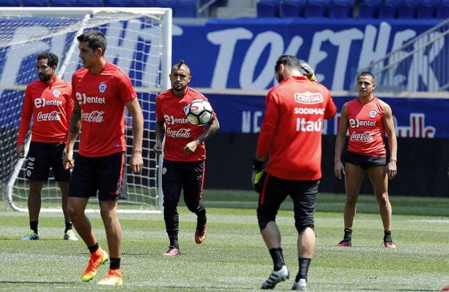 Chilean players Arturo Vidal (3L) and Alexis Sanchez (R) take part in a training sesison at MetLife stadium in New Jersey, United States, 24 June 2016. Chile will face Argentina on Sunday for their Copa America Centenario 2016 final match. EFE Mauricio Duenas Castaneda CHILE TRAINING SESSION !ACHTUNG: NUR REDAKTIONELLE NUTZUNG!  NJS006 20160624-636023935879383798