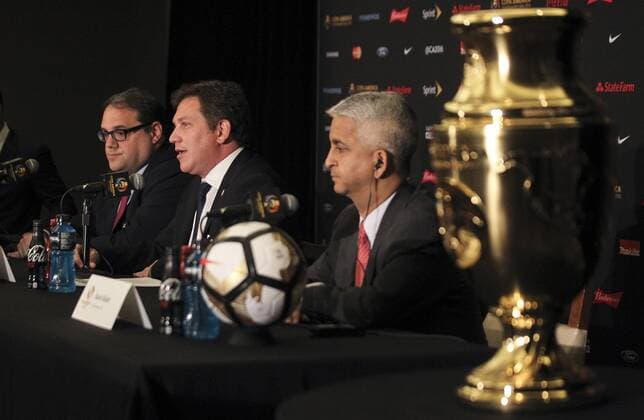 Copa America: Pressekonferenz der amerikanischen Verbandschefs CONMEBOL President Alejandro Dominguez, CONCACAF President Victor Montagliani and US Soccer Federation President Sunil Gulati deliver a joint presser on the occasion of the Copa America Centenario 2016 final between Argentina and Chile in New York, United States, 24 June 2016. EFE David Fernandez SOCCER FEDERATION S LEADERS PRESSER IN NEW YORK !ACHTUNG: NUR REDAKTIONELLE NUTZUNG!  NUE002 20160624-636023959071817242