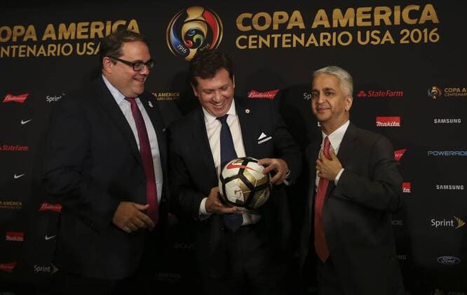 Copa America: Pressekonferenz der amerikanischen Verbandschefs CONMEBOL President Alejandro Dominguez, CONCACAF President Victor Montagliani and US Soccer Federation President Sunil Gulati pose with a ball after a joint presser on the occasion of the Copa America Centenario 2016 final between Argentina and Chile in New York, United States, 24 June 2016. EFE David Fernandez SOCCER FEDERATION S LEADERS PRESSER IN NEW YORK !ACHTUNG: NUR REDAKTIONELLE NUTZUNG!  NUE004 20160624-636023959089757242