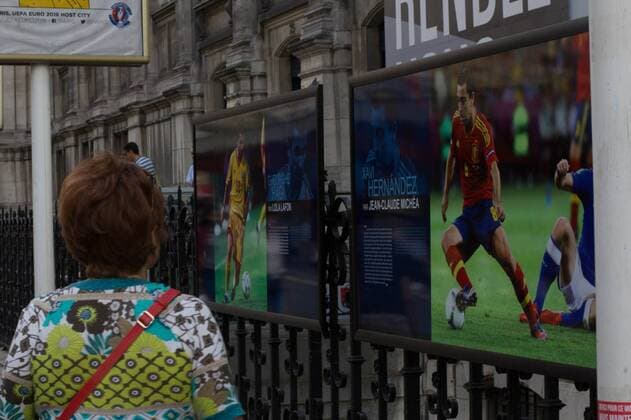 EURO 2016, Fußballausstellung am Hotel de Ville in Paris xavi hernandez NEWS: Exposition foot hotel de ville - PARIS - 24 06 2016 JustineVandermarliere Panoramic 