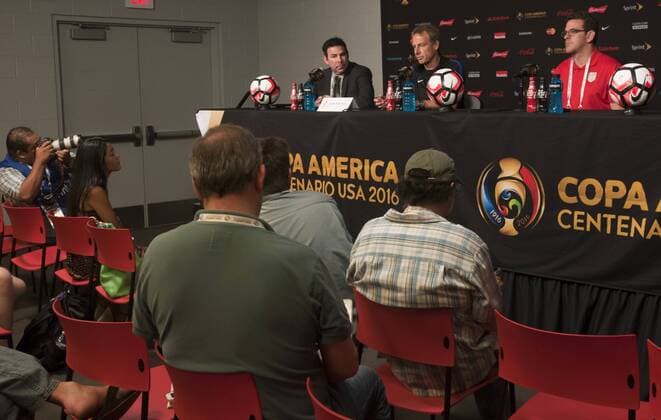 Copa America, USA PK mit Jürgen Klinsmann US coach Jurgen Klinsmann delivers a presser before a training session of the team at Phoenix University in Phoenix, Arizona, United States, 24 June 2016. US will face Colombia for the second time during their Copa America Centenario third and fourth places qualifying match tomorrow. EFE Gary Williams USA PRESSER !ACHTUNG: NUR REDAKTIONELLE NUTZUNG!  GLE003 20160625-636024148011497288