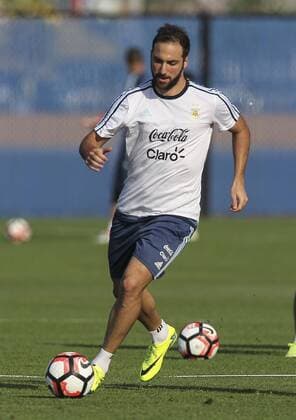 Argentinian player Gonzalo Higuain during a training session at Quest Diagnostics field in East Rutherford, New Jersey, United States, 24 June 2016. EFE David Fernandez ARGENTINA TRAINING SESSION !ACHTUNG: NUR REDAKTIONELLE NUTZUNG!  EAS010 20160625-636024162316541288