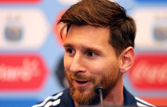 Argentinian player Lionel Messi delivers a pesser at Quest Diagnostics field in East Rutherford, New Jersey, United States, 24 June 2016. EFE David Fernandez ARGENTINA PRESSER !ACHTUNG: NUR REDAKTIONELLE NUTZUNG!  EAS017 20160625-636024188088660209