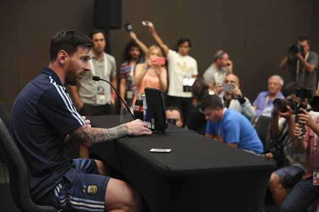 Argentinian player Lionel Messi (L) delivers a pesser at Quest Diagnostics field in East Rutherford, New Jersey, United States, 24 June 2016. EFE David Fernandez ARGENTINA PRESSER !ACHTUNG: NUR REDAKTIONELLE NUTZUNG!  EAS020 20160625-636024215512019899