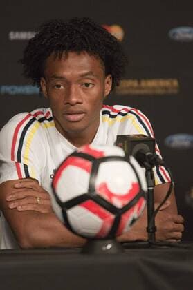 Copa America, Kolumbien PK Player of Colombia Juan Guillermo Cuadrado delivers a presser before a training session of the team at Phoenix University in Phoenix, Arizona, United States, 24 June 2016. Colombia will face USA for the second time during their Copa America Centenario third and fourth places qualifying match tomorrow. EFE Gary Williams COLOMBIA PRESSER !ACHTUNG: NUR REDAKTIONELLE NUTZUNG!  GLE004 20160625-636024217477619899