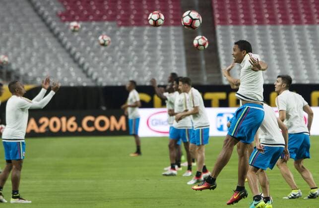 Copa America, Kolumbien Training Carlos Bacca (2-R) of Colombia participates in training session of the team at Phoenix University in Phoenix, Arizona, United States, 24 June 2016. Colombia will face USA for the second time during their Copa America Centenario third and fourth places qualifying match tomorrow. EFE Gary Williams Colombia training session !ACHTUNG: NUR REDAKTIONELLE NUTZUNG!  GLE004 20160625-636024378906319293