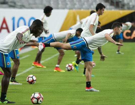 Copa America, Kolumbien Training James Rodriguez (R) of Colombia participates in training session of the team at Phoenix University in Phoenix, Arizona, United States, 24 June 2016. Colombia will face USA for the second time during their Copa America Centenario third and fourth places qualifying match tomorrow. EFE Gary Williams Colombia training session !ACHTUNG: NUR REDAKTIONELLE NUTZUNG!  GLE004 20160625-636024379581799293