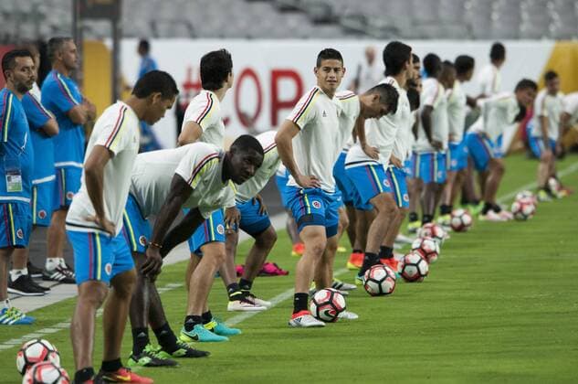 Copa America, Kolumbien Training James Rodriguez (C) of Colombia participates in training session of the team at Phoenix University in Phoenix, Arizona, United States, 24 June 2016. Colombia will face USA for the second time during their Copa America Centenario third and fourth places qualifying match tomorrow. EFE Gary Williams Colombia training session !ACHTUNG: NUR REDAKTIONELLE NUTZUNG!  GLE004 20160625-636024379596307293
