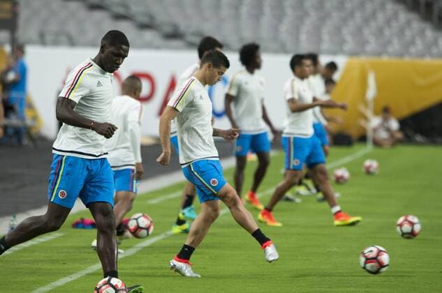 Copa America, Kolumbien Training James Rodriguez (2-L) of Colombia participates in training session of the team at Phoenix University in Phoenix, Arizona, United States, 24 June 2016. Colombia will face USA for the second time during their Copa America Centenario third and fourth places qualifying match tomorrow. EFE Gary Williams Colombia training session !ACHTUNG: NUR REDAKTIONELLE NUTZUNG!  GLE004 20160625-636024379649035293