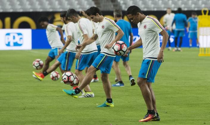 Copa America, Kolumbien Training Players of Colombia participate in training session of the team at Phoenix University in Phoenix, Arizona, United States, 24 June 2016. Colombia will face USA for the second time during their Copa America Centenario third and fourth places qualifying match tomorrow. EFE Gary Williams Colombia training session !ACHTUNG: NUR REDAKTIONELLE NUTZUNG!  GLE004 20160625-636024379668535293