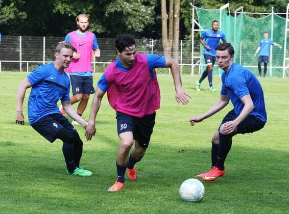 Regionalliga West, Saison 2016 2017, Trainingsauftakt Wuppertaler SV 24.06.2016, -- Silvio Pagano (mitte) gegen Kevin Hagemann ( links ) und Len Heinson ( alle Wuppertaler SV ) beim Training