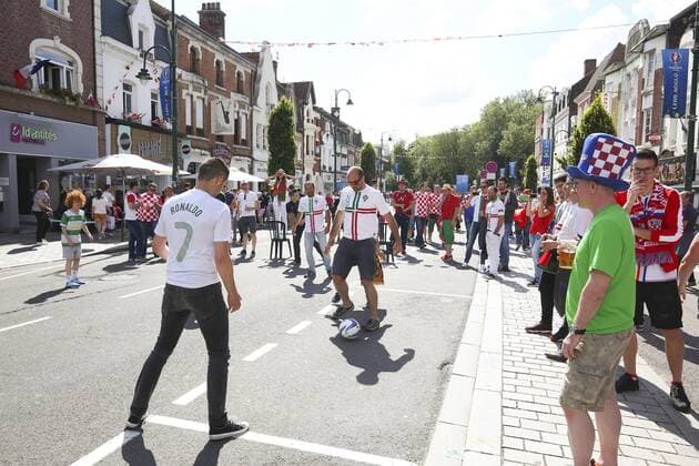EURO 2016, Portugiesische Fans spielen in Lens Innenstadt Fußball auf der Straße - Fussball, Fans vor dem Achtelfinale Portugal - UEFA EURO EM, Nationalteam, Europameisterschaft, Nationalteam Länderspiel, Fussball 2016 - 25 06 2016 GwendolineLeGoff Panoramic 