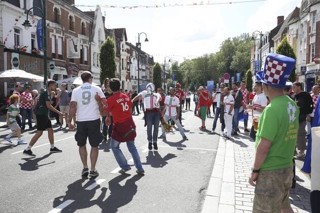 EURO 2016, Portugiesische Fans spielen in Lens Innenstadt Fußball auf der Straße - Fussball, Fans vor dem Achtelfinale Portugal - UEFA EURO EM, Nationalteam, Europameisterschaft, Nationalteam Länderspiel, Fussball 2016 - 25 06 2016 GwendolineLeGoff Panoramic 