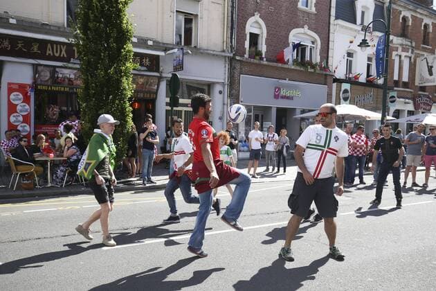 EURO 2016, Portugiesische Fans spielen in Lens Innenstadt Fußball auf der Straße - Fussball, Fans vor dem Achtelfinale Portugal - UEFA EURO EM, Nationalteam, Europameisterschaft, Nationalteam Länderspiel, Fussball 2016 - 25 06 2016 GwendolineLeGoff Panoramic 