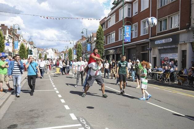EURO 2016, Portugiesische Fans spielen in Lens Innenstadt Fußball auf der Straße - Fussball, Fans vor dem Achtelfinale Portugal - UEFA EURO EM, Nationalteam, Europameisterschaft, Nationalteam Länderspiel, Fussball 2016 - 25 06 2016 GwendolineLeGoff Panoramic 