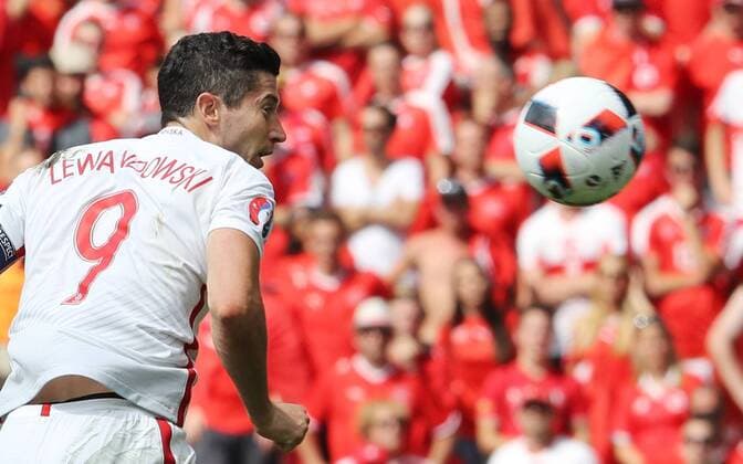 EURO 2016, Schweiz - Polen SOCCER - UEFA EURO EM, Nationalteam, Europameisterschaft Fussball 2016, SUI vs POL SAINT-ETIENNE,FRANCE,25.JUN.16 - SOCCER - UEFA European Championship EM, Nationalteam Länderspiel, Europameisterschaft 2016, Round of 16, international match Länderspiel Switzerland vs Poland. Image shows Robert Lewandowski (POL). GEPAxpictures xAndreasxPranter