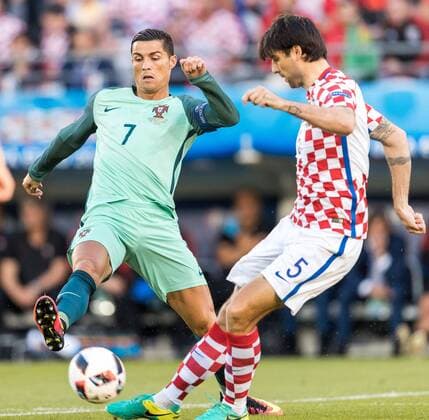 EURO 2016, Kroatien - Portugal 25.06.2016, Stade Bollaert Delelis, Lens, FRA, UEFA EURO EM Europameisterschaft Fussball 2016, Kroatien vs Portugal, Achtelfinale, im Bild Cristiano Ronaldo (POR), Vedran Corluka (CRO) Cristiano Ronaldo (POR), Vedran Corluka (CRO) during round of 16 match between Croatia and Portugal of the UEFA EURO 2016 France at the Stade Bollaert Delelis in Lens, France on 2016 06 25. Lens EX_JFK